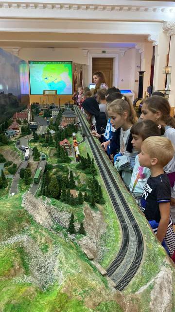 Сегодня мы посетила выставочный центр истории Западно- Сибирской железной дороги. У нас была очень познавательная экскурсия